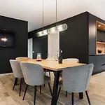 Skylark - Stockholm Penthouse With Jacuzzi, Movie Theater & Panoramic View Брашов