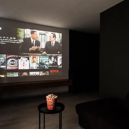 Skylark - Stockholm Penthouse With Jacuzzi, Movie Theater & Panoramic View * Braşov